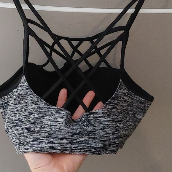 Strappy sports bra - Picture 2 of 3